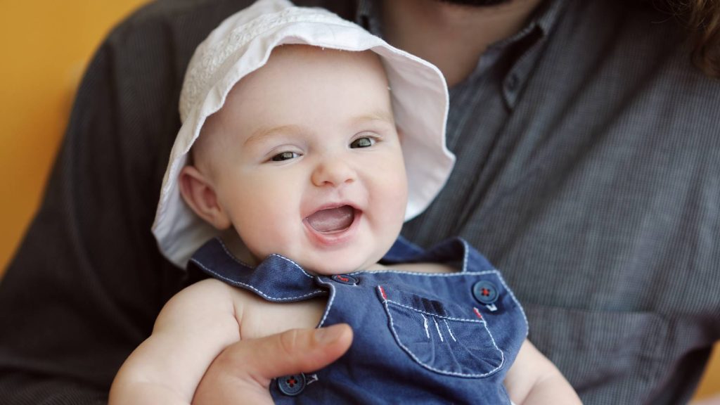 Bayi tertawa