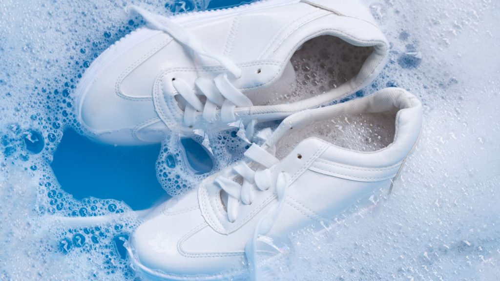 Cara mencuci sepatu putih