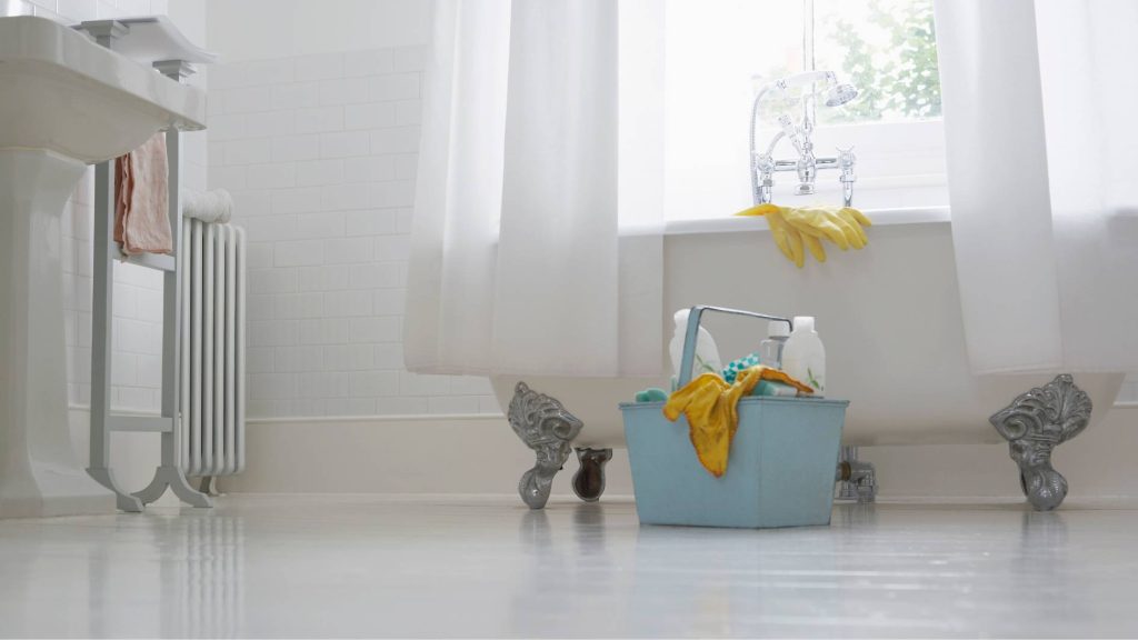 Membersihkan lantai kamar mandi