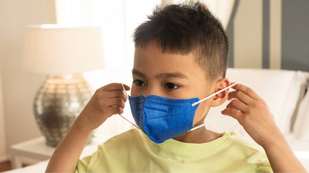 Membiasakan anak pakai masker