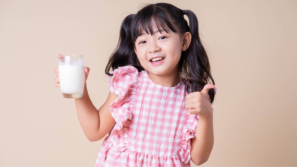 Anak minum susu