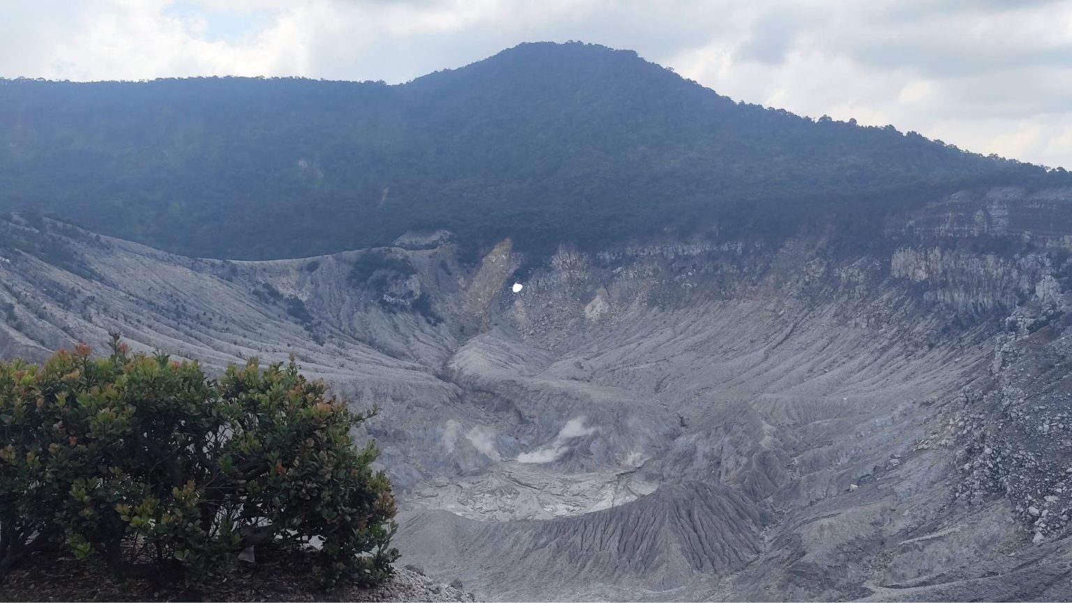 Gunung Tangkuban Perahu sebagai destinasi wisata alam