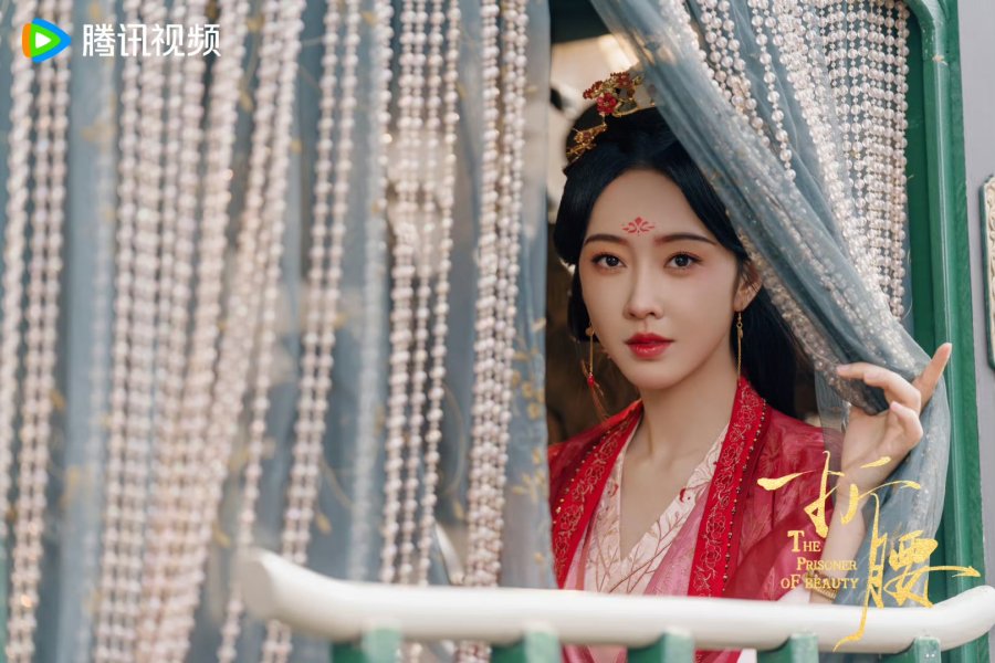 Su E Huang/ Nyonya Menara Yu, diperankan Xuan Lu