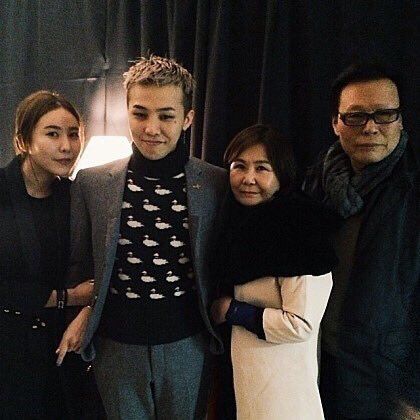 G-Dragon bersama orang tua dan kakak perempuan