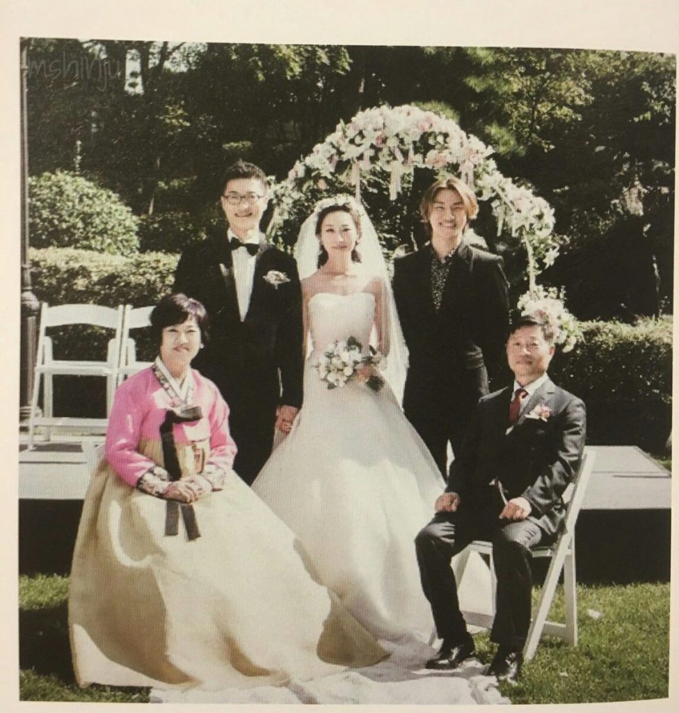 Daesung bersama orang tua di pernikahan kakak perempuannya