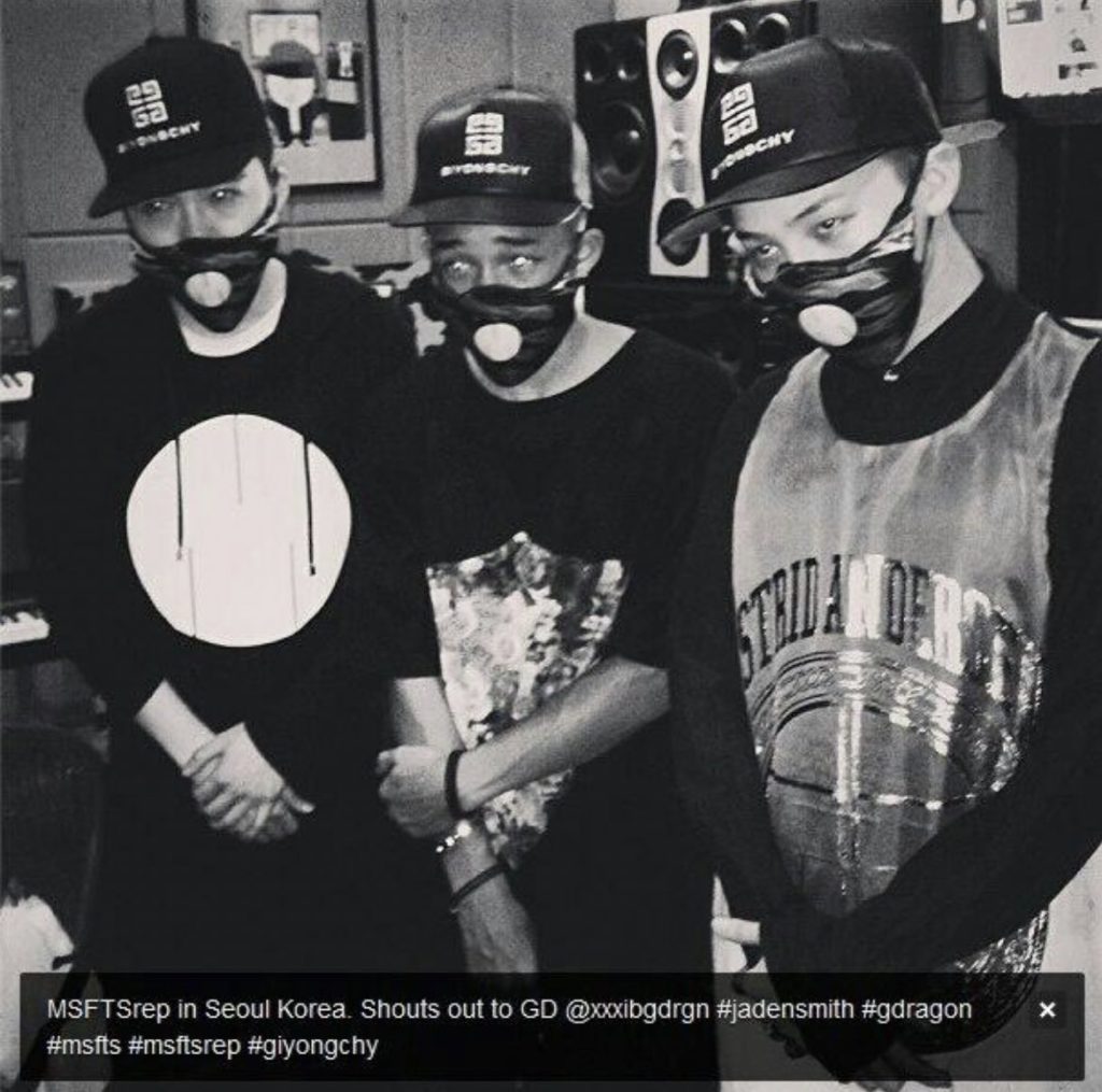 Jaden Smith (tengah) dengan topi Giyongchy