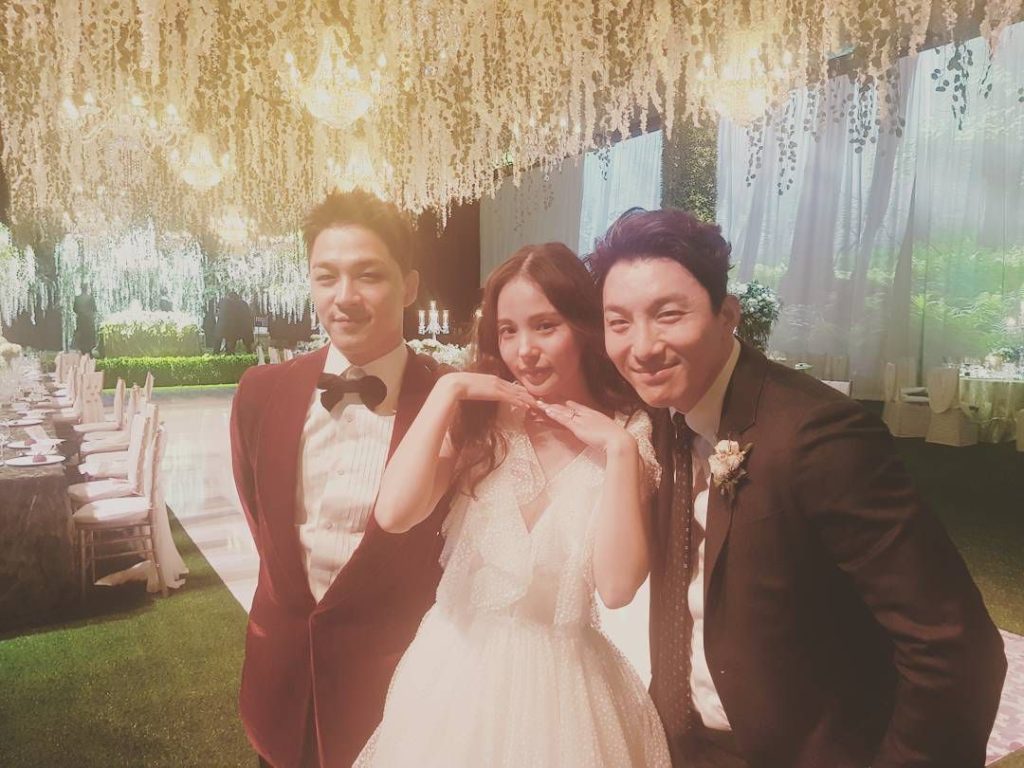 Hyunbae di pernikahan Taeyang dan Min Hyo-rin