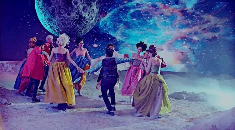 Scene hanbok di MV "Bae Bae"