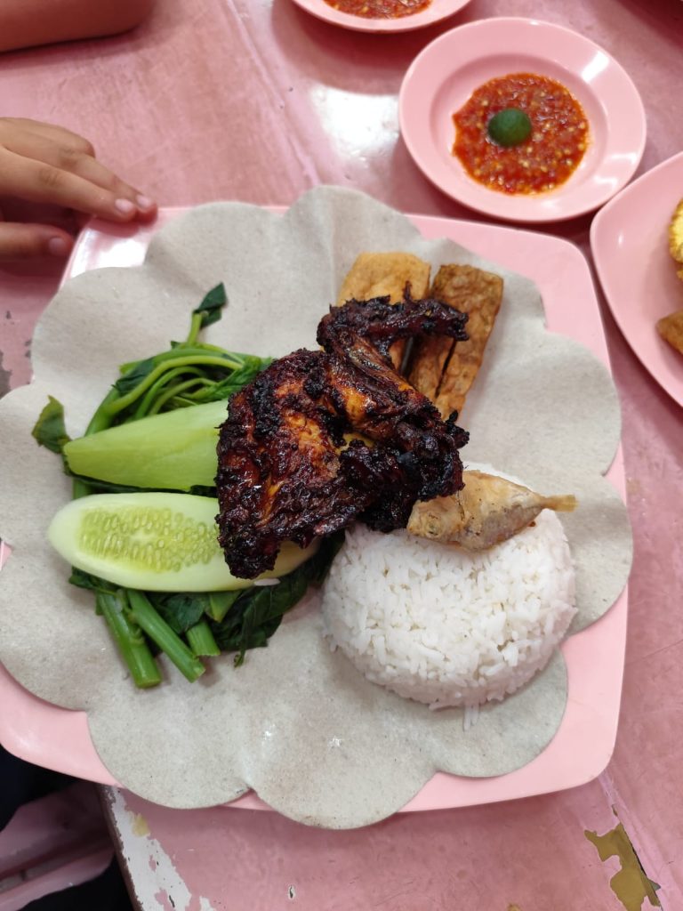 Nasi Tempong Ayam Bakar di Warung Tempong Pink Kuta