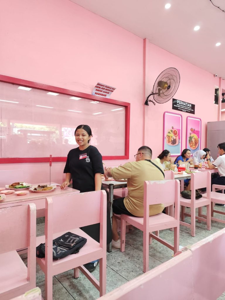 Tempat duduk dan meja makan diatur sedemikian rupa