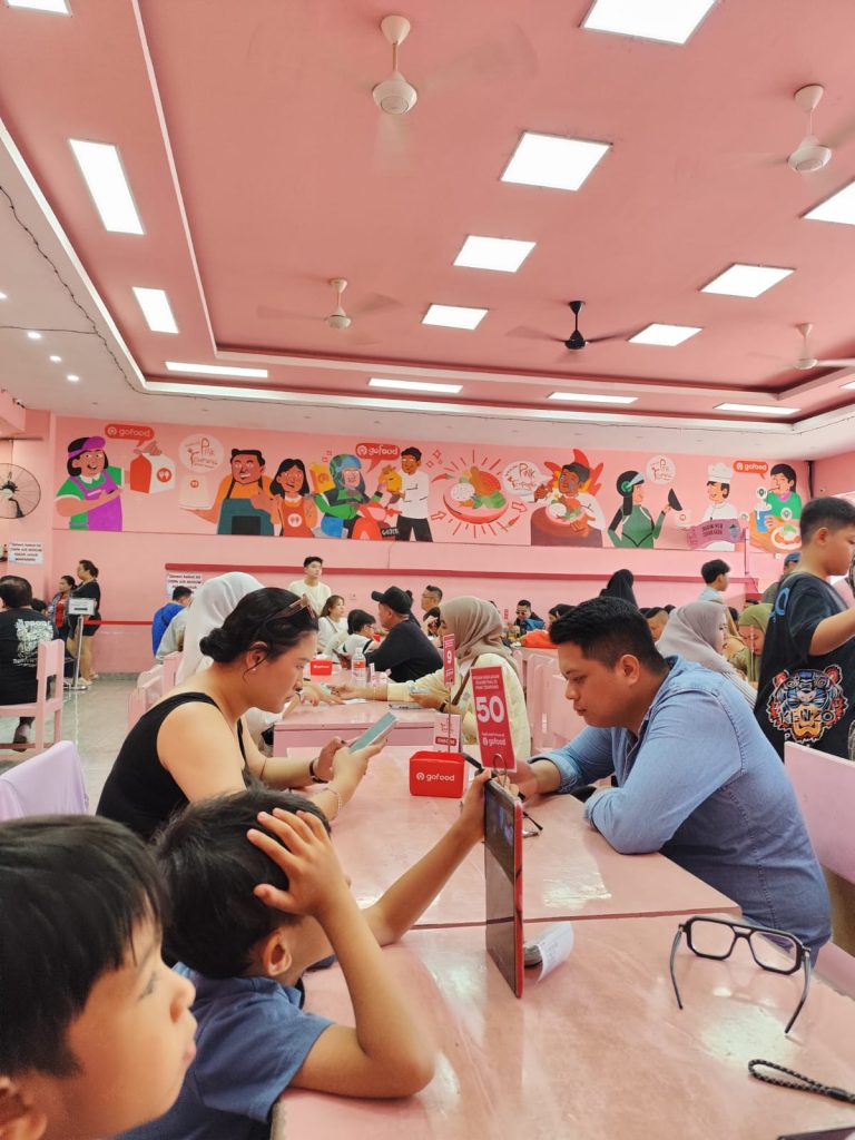 Serba merah muda, ciri khas Warung Tempong Pink Kuta