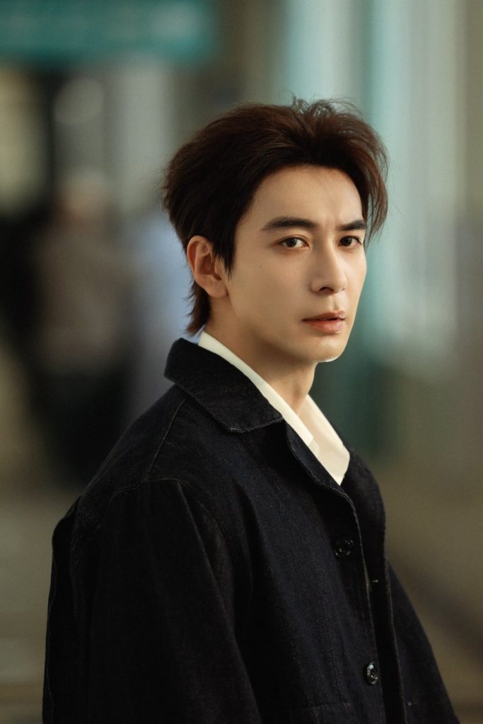 Chen Xingxu sebagai Yan Tuo dalam Love on the Turquoise Land