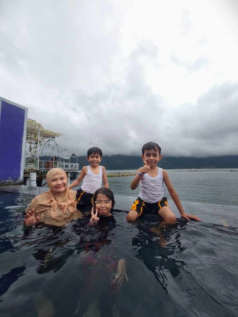 Berendam dengan latar danau dan Gunung Batur