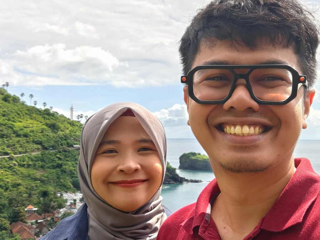 Foto bersama suami dengan latar Gili Selang Light house dari kejauhan