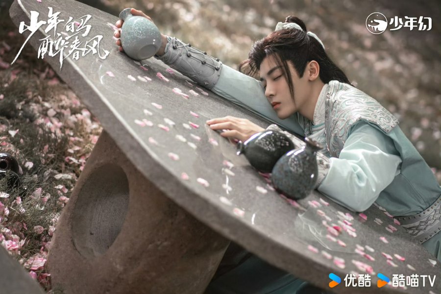 Hou Minghao sebagai Baili Dongjung di Dashing Youth