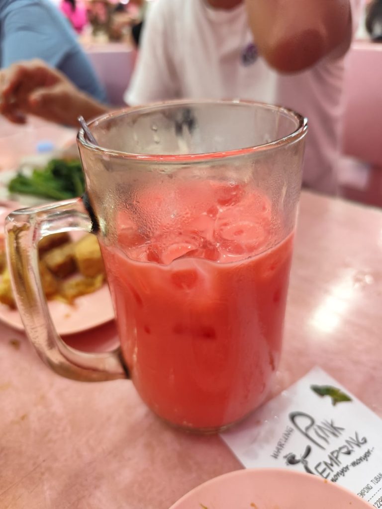 Soda gembira di Warung Tempong Pink Kuta