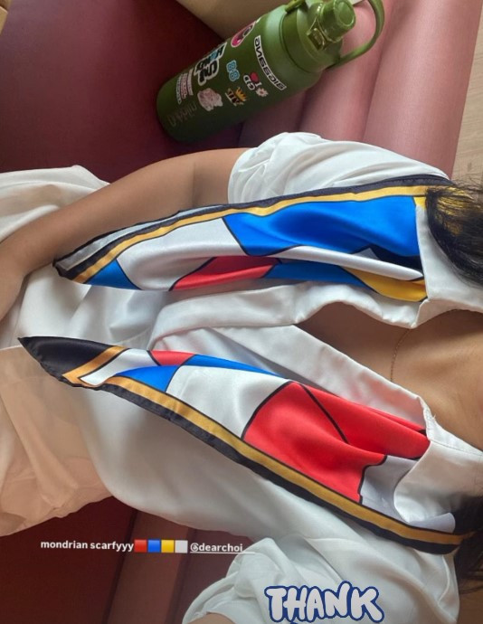 Mondrian scarf by VIP (Foto: IG @dearchoi)