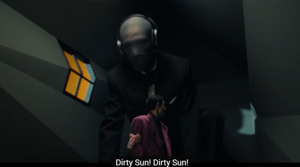 Pita pink di lengan T.O.P di MV STUDIO 54