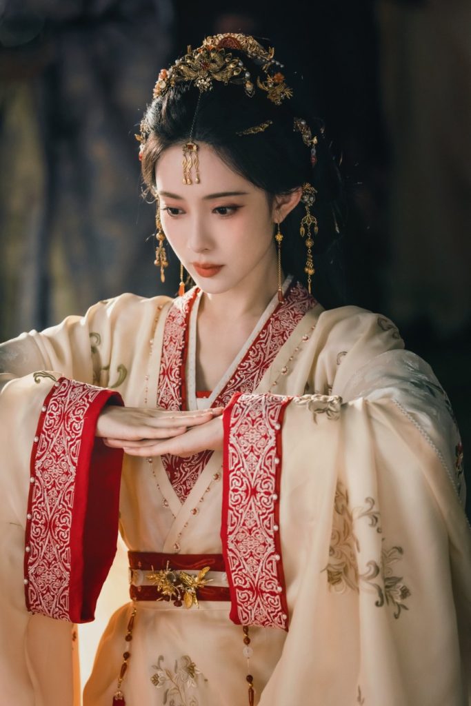 Meng Ziyi sebagai Shen Xihe/ Gu Qing Zhi/ Putri Zhao Ning