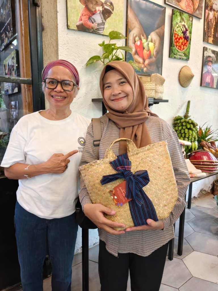 Bersama Ibu Jo di ruang display produk Seniman Pangan