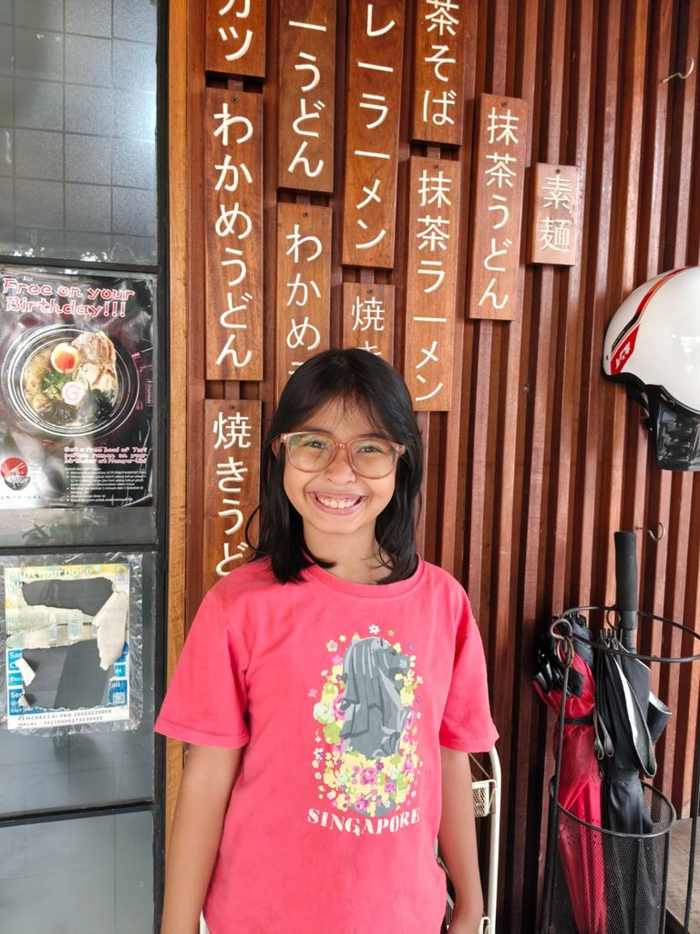 Kakak Mae (10 yo) pesan sushi di Menya Uki
