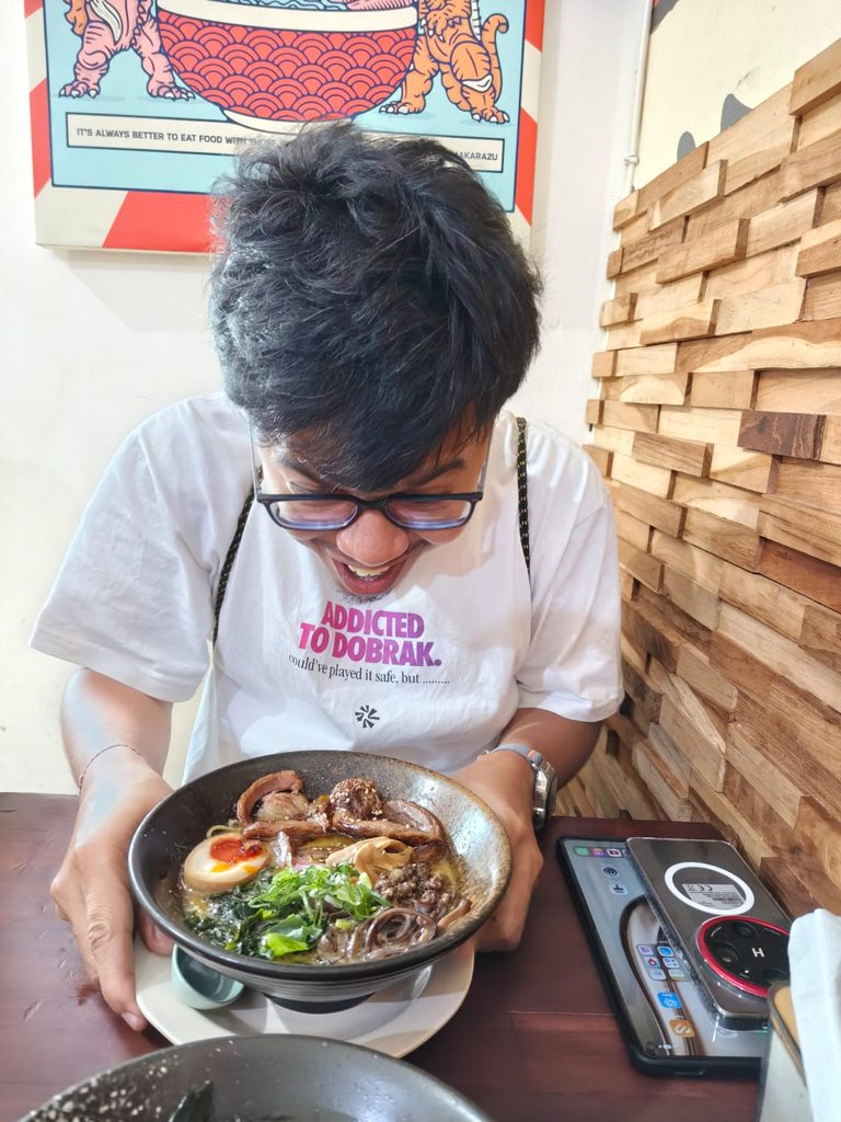 Kuah ramen dimasak selama lima jam